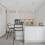 Luxury 2br, Free Parking, Balcony