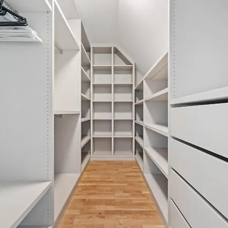 Luxury 2br, Free Parking, Balcony