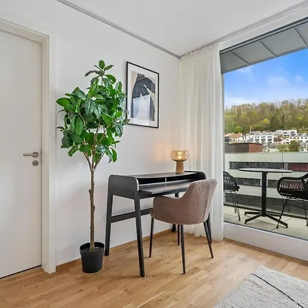 Luxury 2br, Free Parking, Balcony *