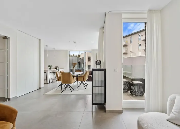 Luxury 2br, Free Parking, Balcony *