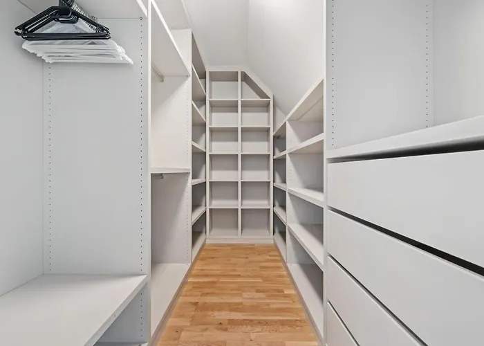 Luxury 2br, Free Parking, Balcony