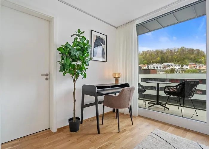 Luxury 2br, Free Parking, Balcony *