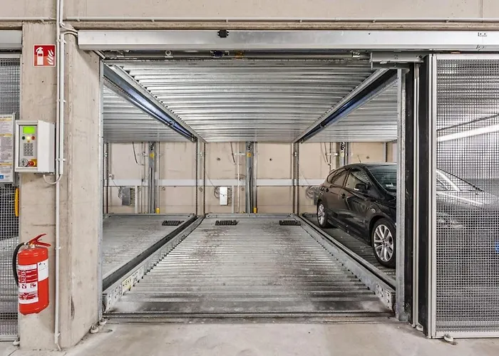 Luxury 2br, Free Parking, Balcony Apartment *